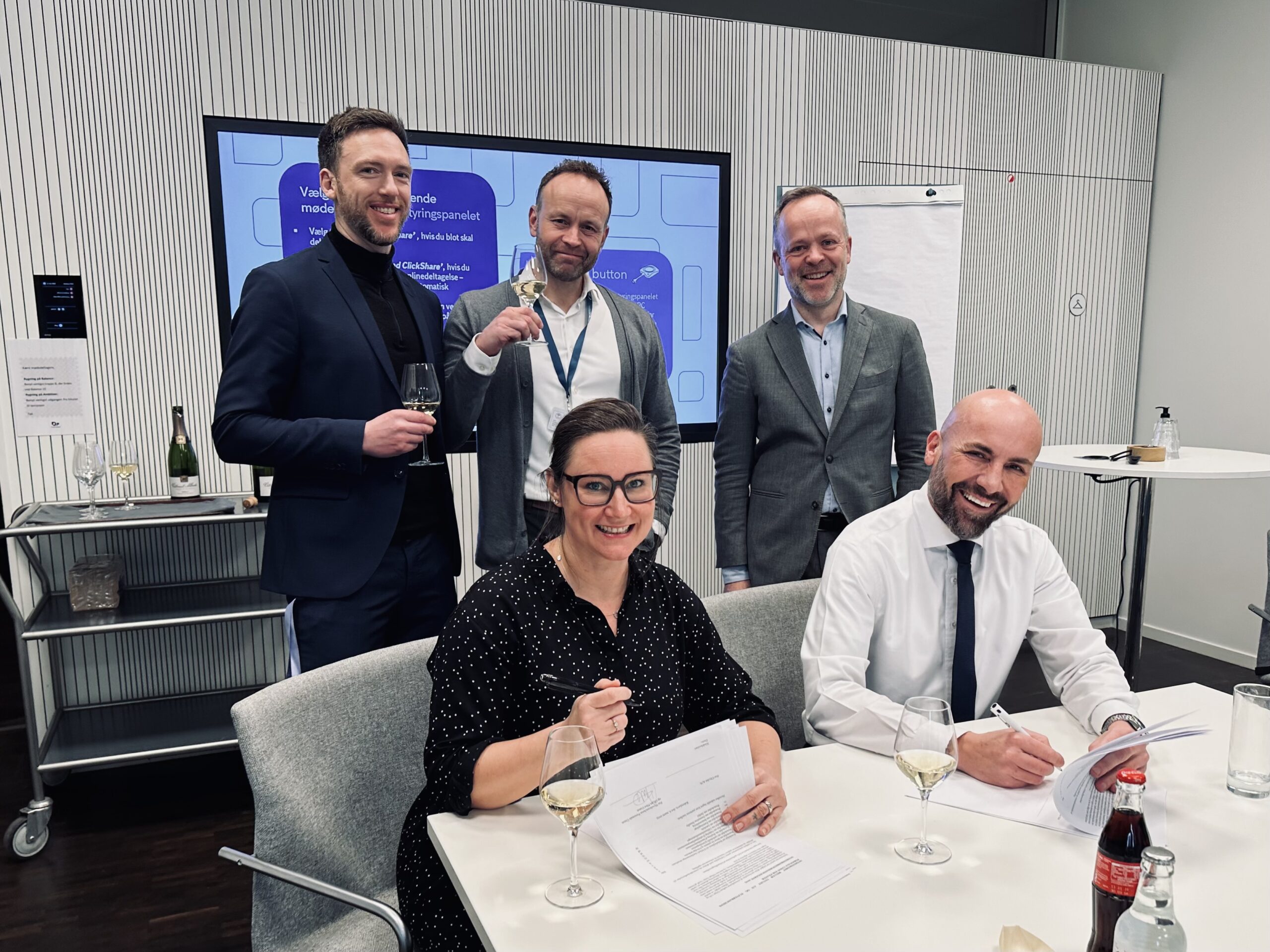 FPU-formand Thilde Waast underskriver kontrakt for CityJets piloter.